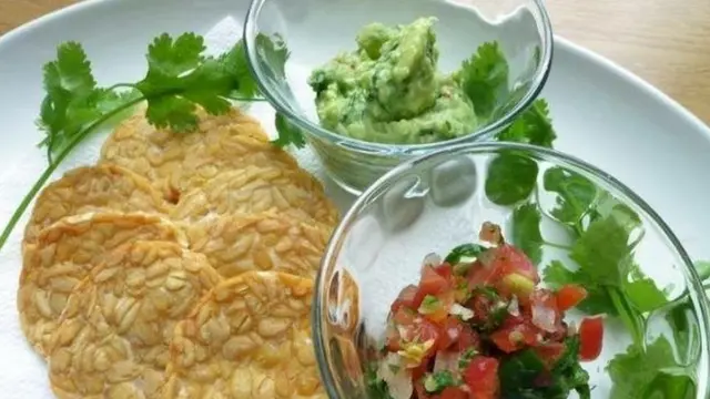 Tempe dengan bumbu salsa dan guacamole.