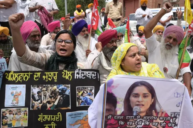 কৃষক আন্দোলনে সামিল সংগঠনের সমর্থন পেয়ে এসেছেন কুস্তিগীররা।