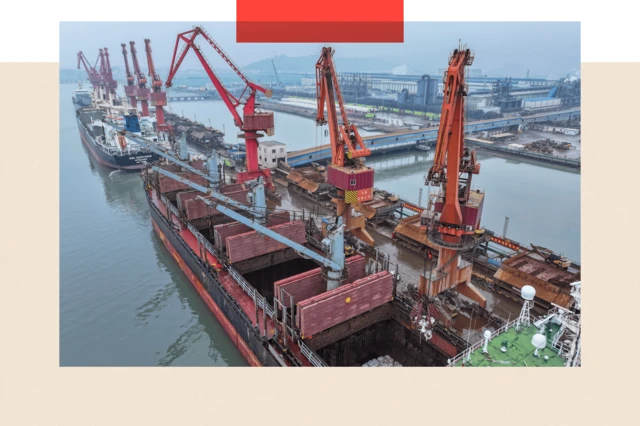 Un navire transportant des tonnes de minerai de nickel effectue des opérations de chargement et de déchargement en Chine