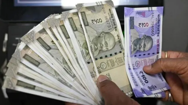 भारतात फ्लाइट कॅप्टनचा पगार दरमहा चार लाख ते आठ लाख रुपये असू शकतो