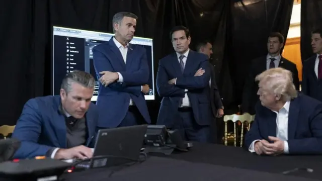 له چپ څخه ښي خوا ته: د دفاع وزیر پیټ هیګسیت، د سي آی اې رییس جان راټکلیف، روبیو او ټرمپ د سکرین مخې ته چې د ایکس پوسټونه ښیې