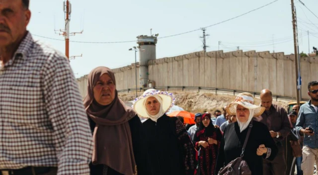 Ramallah yakınındaki bir askeri güvenlik noktasını kullanmak zorunda olan Filistinliler