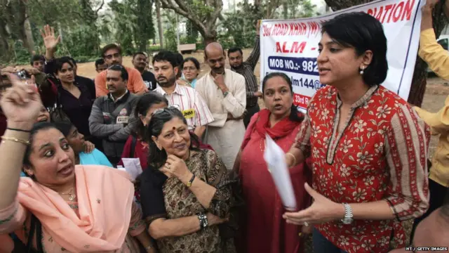 प्रिया दत्त खारमध्ये संवाद साधताना