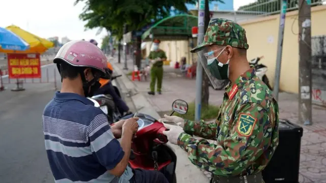 Kiểm tra giấy tờ tại một điểm chốt