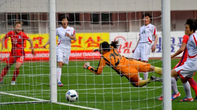 한국 여자축구 대표팀 장슬기가 2017년 4월 7일 평양 김일성경기장에서 열린 남북한 여자축구 아시안컵 예선전에서 동점골을 성공시키고 있다