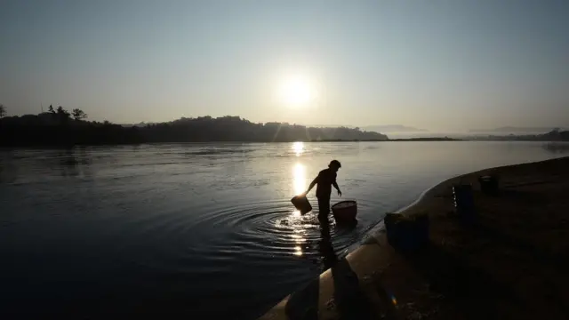 ชาวบ้านจับปลา