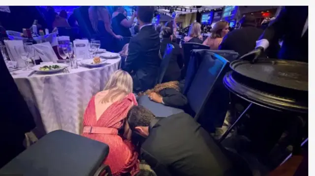 Awon eeyan bẹrẹ ki ibon ma baa ba wọn, awon kan si wa lori ijokoo won bi iro ibọn naa ṣe n dun.