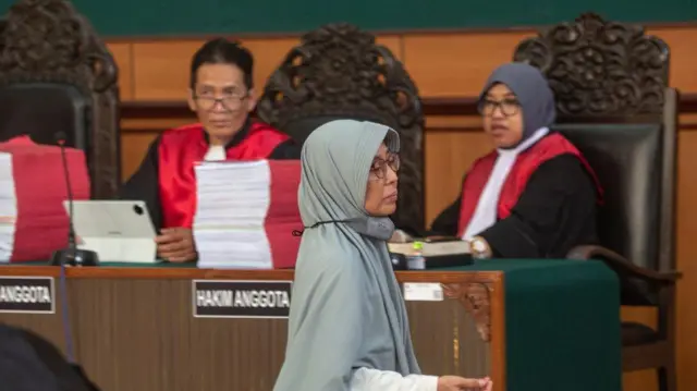Terdakwa kasus dugaan kekerasan terhadap anak di Daycare Little Aresha Yogyakarta, Diyah Kusumastuti (tengah), menjalani sidang perdana, Selasa (18/08).