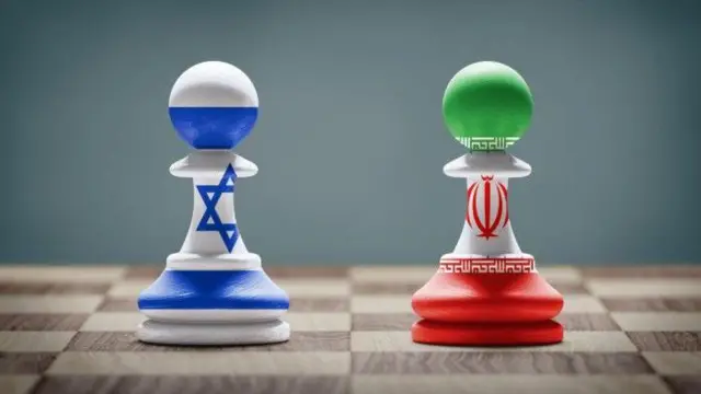 قطعتا شطرنج على هيئة علَمَي إيران وإسرائيل.