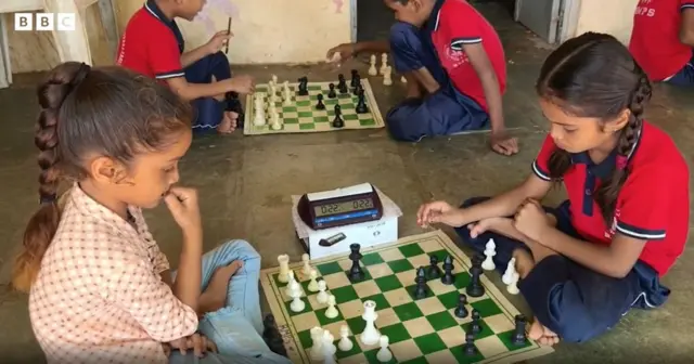 ગુજરાતના મહીસાગર જિલ્લાના રતુસિંહના મુવાડા ગામમાં આ બાળકો ભણવાની સાથે ચેસ પણ રમે છે.