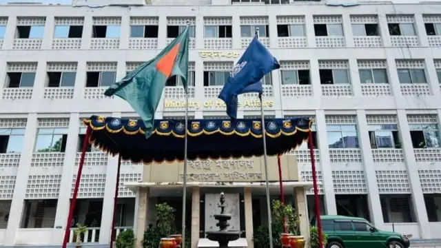 নতুন সরকার ক্ষমতা নেওয়ার দেড় মাস পরেও প্রশাসনে অস্থিরতা পুরোপুরি কাটেনি