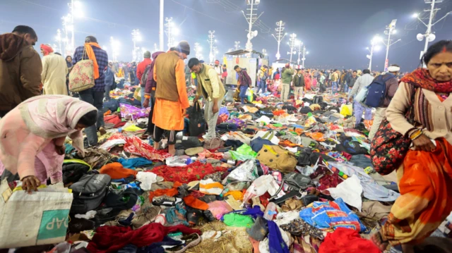 لوازم زائران درساحل رودخانه