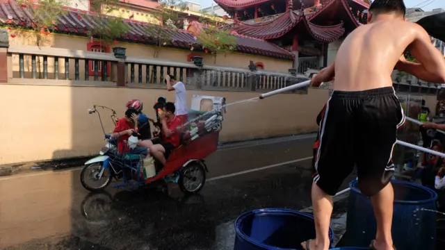 Tradisi Perang Air di Selatpanjang