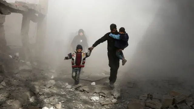 مدنيون يفرون من الغوطة الشرقية