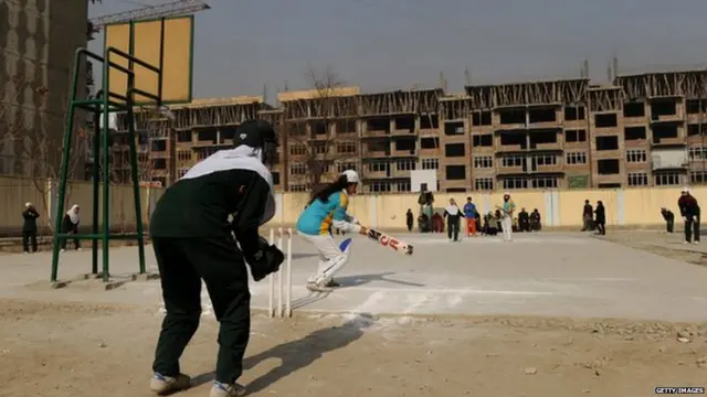 साल 2010 में स्कूल के मैदान में खेलती अफ़ग़ानिस्तान की लड़कियां