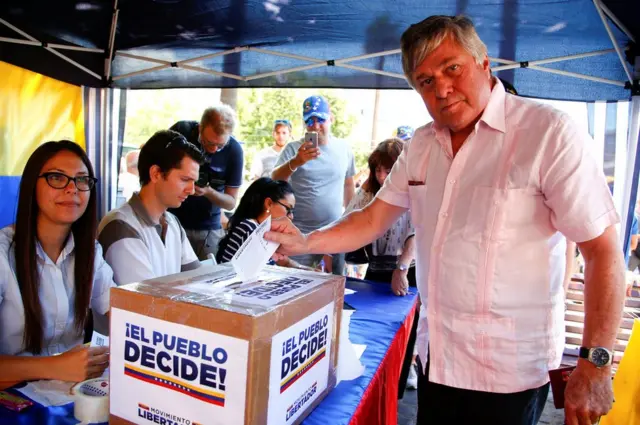 Padre de Leopoldo López votando.