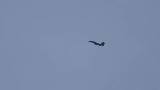 गाजानजिकै इजरेली आकाशमा देखिएको एउटा इजरेली लडाकु विमान