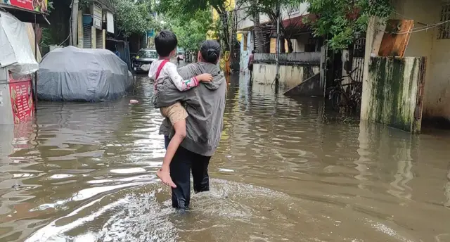 சென்னை வெள்ளம்: தண்ணீரில் தத்தளிக்கும் தரமணி, வேதனையில் மக்கள் – என்ன நடக்கிறது?