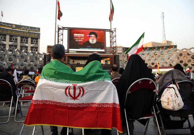 مناصرون للفلسطينيين يتجمعون في طهران للاستماع لخطاب الأمين العام لحزب الله اللبناني حسن نصر الله، 3 نوفمبر/ تشرين الثاني 2023.