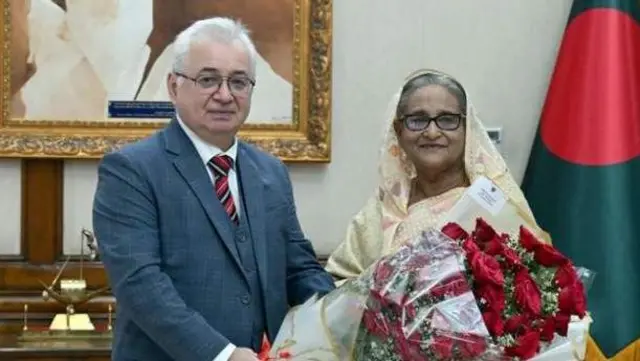 বাংলাদেশে নিযুক্ত রাশিয়ার রাষ্ট্রদূত আলেক্সান্ডার ভিকেন্তিয়েভিচ মান্টিটাস্কি শেখ হাসিনাকে ফুলেড় তোড়া দিয়ে অভিনন্দন জানান, ৮ই জানুয়ারি