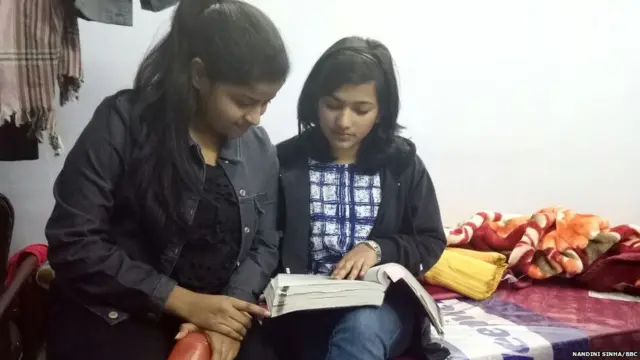 स्निग्धा और श्वेता अपने हॉस्टल के कमरे में