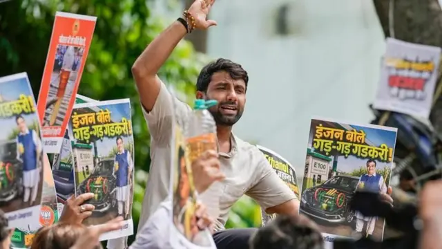 10 ஜூலை 2026 அன்று புதுடெல்லியில் இந்தியன் யூத் காங்கிரஸ் உறுப்பினர்கள் ரைசினா சாலையில் எத்தனால் கலந்த பெட்ரோல் விவகாரம் தொடர்பாக மத்திய அமைச்சர் நிதின் கட்கரிக்கு எதிராகப் போராட்டம் நடத்தி முழக்கமிட்டனர்