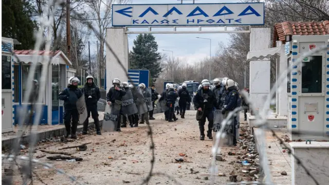 শরণার্থীদের সঙ্গে গ্রীসের সীমান্ত রক্ষীদের সংঘর্ষ হয়েছে।