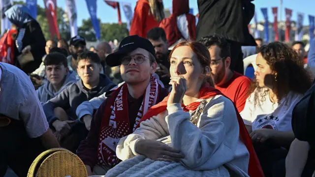 Üsküdar'da kurulan dev ekranda maçı izleyen taraftarlar büyük üzüntü yaşadı