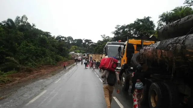 Excédé certaines personnes n'ont d'autres choix que de poursuivre leur route à pied.