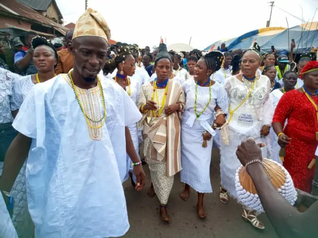 Yeye Ọṣun ati ikọ rẹ n lọ si ojubọ Ọṣun loju odo Ọṣun.