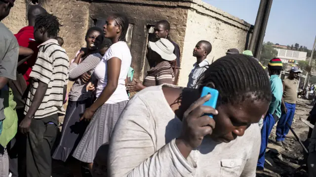 Mujer en Zimbabue hablando por celular