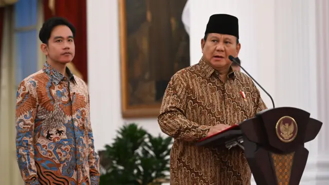 Presiden Prabowo Subianto (kanan) didampingi Wapres Gibran Rakabuming Raka (kiri) mengumumkan jajaran menteri Kabinet Merah Putih di Istana Merdeka, Jakarta, Minggu (20/10/2024).