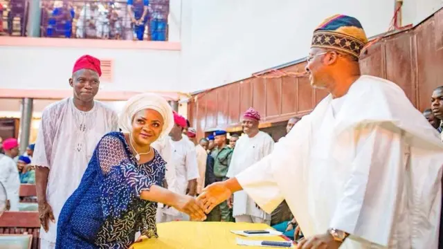 Gomina Ajimọbi n n ki obinrin kan ṣoṣo to wa laarin wọn ku oriire