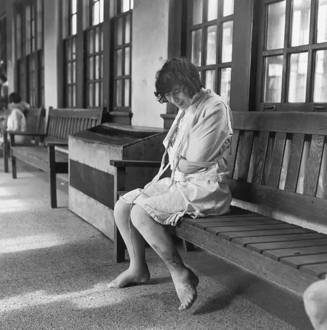 Uma mulher com problemas mentais em um asilo de Nova York em 1900