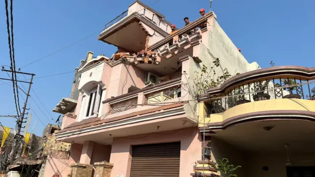 భారత్-పాకిస్తాన్ దాడుల్లో ధ్వంసమైన ఒక ఇల్లు