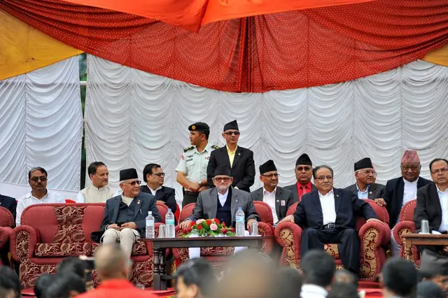 संविधान जारी भएको उपलक्ष्यमा आयोजित विशेष समारोहमा उपस्थित प्रमुख नेताहरू, तस्बिरमा पहिलो लहरमा रातो बुट्टे सोफामा एमाले अध्यक्ष केपी शर्मा ओली, तत्कालीन प्रधानमन्त्री तथा नेपाली कांग्रेसका सभापति सुशील कोइराला र माओवादी केन्द्रका अध्यक्ष प्रचण्ड देखिन्छन्