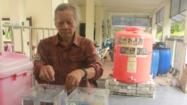 Romo Kirjito bereksperimen untuk meneliti air, khususnya air hujan, di Pastoral Sanjaya, Muntilan, Jawa Tengah.