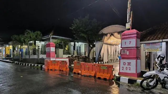 Jalan menuju Desa Manislor, Kuningan, diblokade polisi.