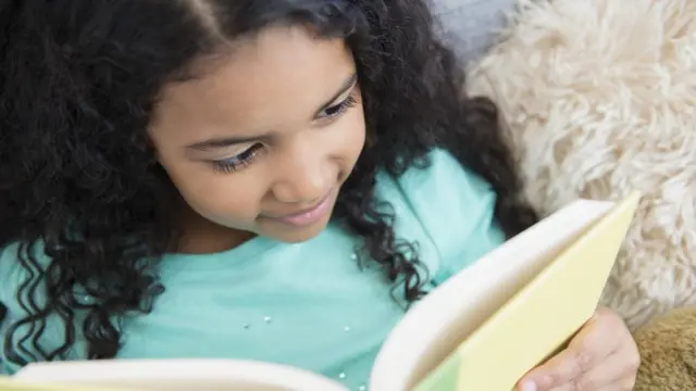 Niña leyendo