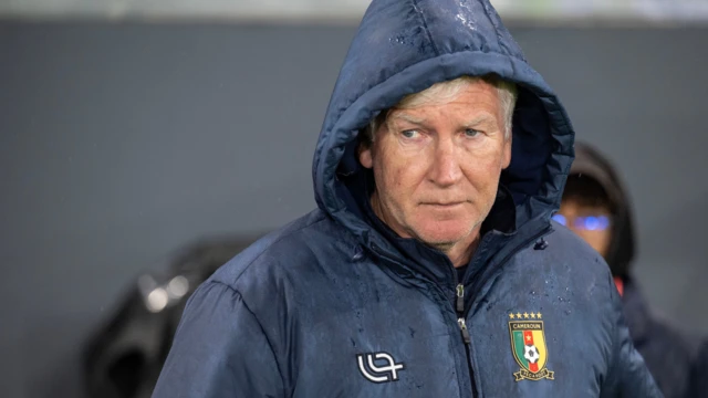 Marc Brys, entraîneur principal du Cameroun, observe le match de demi-finale des barrages des qualifications de la Coupe du monde de la FIFA 2026 entre le Cameroun et la République démocratique du Congo, à Rabat, au Maroc, le 13 novembre 2025.