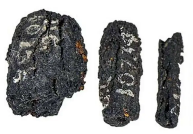 ਉੱਤਰੀ ਮਿਸਰ ਵਿੱਚ ਅਗਨੀਯ ਚੱਟਾਨ ਦੇ ਬਣੇ ਮਣਕੇ