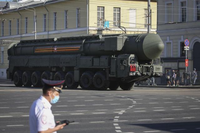 Tên lửa hạt nhân chiến lược RS-24 Yars trên đường phố Moscow trong cuộc duyệt binh ngày 24/6/2020