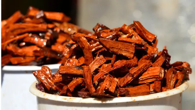 সুদানের বাজারে এভাবেই বিক্রি হয় রক্ত চন্দন কাঠ