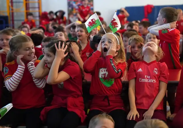 تلاميذ في مدرسة رهيوبينا الابتدائية، بكارديف، يشاهدون أول مباراة لمنتخب لويلز في نهائيات كأس العالم منذ 64 عاما، والتي انتهت بالهزيمة أمام إيران في مونديال قطر. تمكن الأطفال في ويلز من مشاهدة المباراة بعد أن أخبرت الحكومة الويلزية المدارس بأنه يمكن إلغاء الحصص لإتاحة الفرصة للتلاميذ لمشاهدة المباراة.