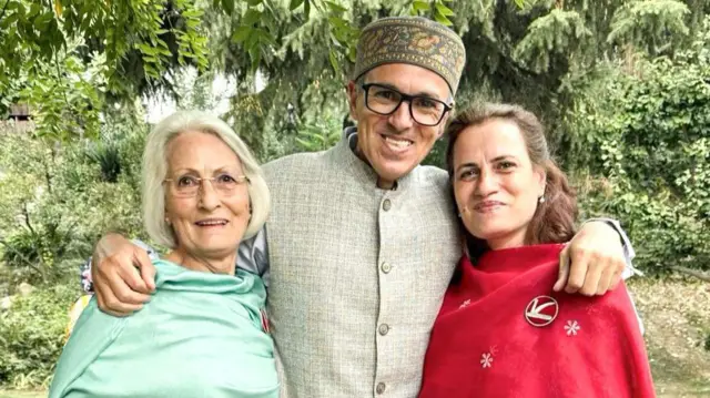 ਉਮਰ ਅਬਦੁੱਲਾ ਆਪਣੀ ਮਾਂ ਮੌਲੀ ਅਬਦੁੱਲਾ ਅਤੇ ਭੈਣ ਸਫ਼ੀਆ ਅਬਦੁੱਲਾ ਨਾਲ