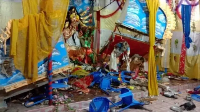 কুমিল্লার একটি পূজামণ্ডপে কোরান পাওয়া এবং সেটিকে কেন্দ্র করে সহিংসতার জের ধরে চাঁদপুরের হাজীগঞ্জে বেশ কয়েকটি মন্দিরে হামলা ও পুলিশের সাথে হামলাকারীদের সংঘর্ষের ঘটনা ঘটেছে।