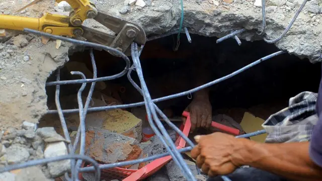 இந்தோனீஷியாவில் பூகம்பம் தாக்கிய அச்சேவில் மீட்பு பணிகள் மீண்டும் துவக்கம்