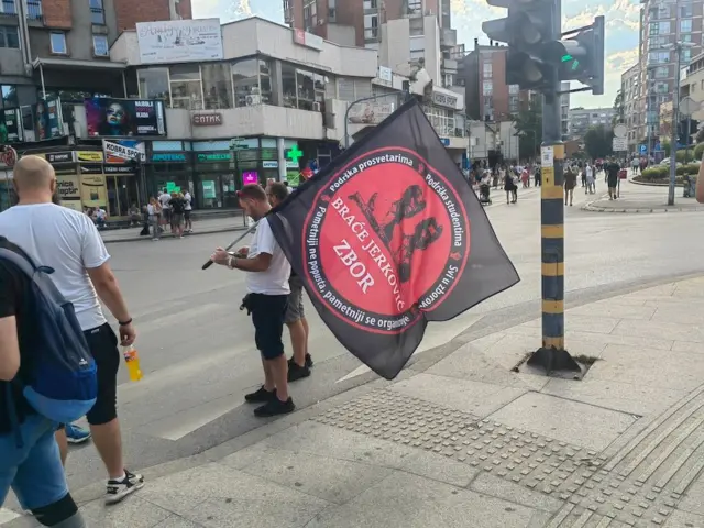 Застава збора насеља Браћа Јерковић на протесту у Ужицу