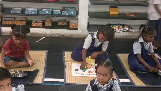 சென்னை மாநகராட்சிப் பள்ளி ஒன்றில் செயல்வழிக் கற்றல் முறையில் படிக்கும் சிறுமிகள்.