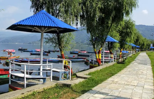 फेवातालको किनार सामान्य अवस्थामा भिडभाड हुने स्थान हो